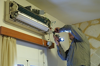 PICT2176 small ANDREAS fixing AC.jpg - 64789 Bytes